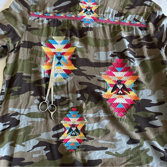 Andree by Unit Camo Embroidered  Roll Tab Long Sleeve Top Size M Tribal Aztec - Picture 12 of 13